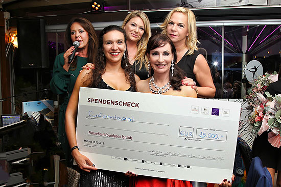 Carolin Gerdes-Röben, Sandra Osmani, Borgit Fischer-Höper, Liane Klemm, Amma-Maria Kaufmann bei einer der beiden Schecküberreichungen à 15.000 € (©Fotos: Connections PR)